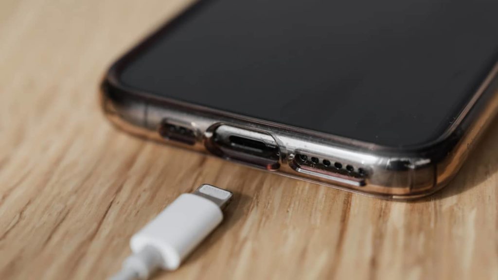 ¿Cómo Limpiar el Puerto de Carga de tu iPhone?